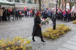 Foto: Uroczystości pod tablicą Leona Kaliwody na ul. Sienkiewicza, kwiaty składa posłanka Bernadeta Krynicka