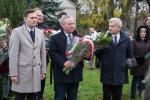 Foto: Kwiaty składają radni sejmiku województwa podlaskiego: Piotr Modzelewski, Marek Olbryś i Jacek Piorunek