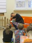 Foto: Zofia Stanecka podczas spotkania w Oddziale dla Dzieci Miejskiej Biblioteki Publicznej w Łomży