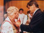 Foto: Halina Witkowska przyjmuje odznaczenie od Prezydenta Lecha Wałęsy z rąk prezydenta Łomży Jana Turkowskiego