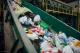 Plastiki na taśmociągu z zakładzie przetwarza i unieszkodliwiania odpadów