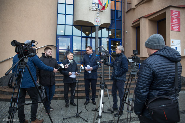 Jan Olszewski i Dariusz Domasiewicz przy schodach do ratusza