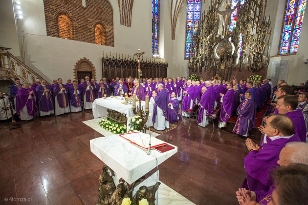 Uroczystości pogrzebowe bpa Stanisława Stefanka w łomżyńskiej katedrze