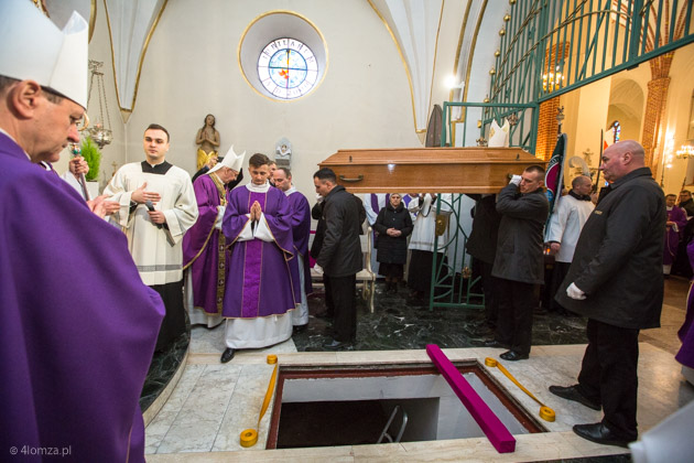 Uroczystości w kaplicy Matki Bożej Łomżyńskiej Pięknej Miłości poniżej krypta biskupów łomżyńskich