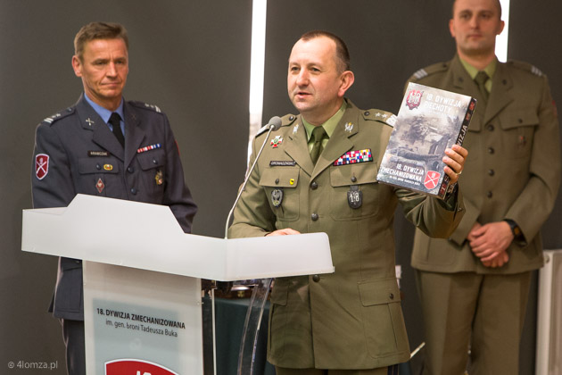 Gen. dywizji dr Jarosław Gromadziński, dowódca 18. Dywizji Zmechanizowanej im. gen. broni Tadeusza Buka pokazuje grę planszową