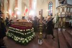 Foto: Dyrektor Generalna Kancelarii Prezydenta RP Grażyna Ignaczak-Bandych przy trumnie biskupa