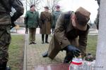 Kombatanci zapalają znicz przed pomnikiem AK w 78. rocznicę jej powstania  (fot. UM Łomża)