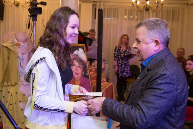 Agata Daniłowicz odbiera nagrodę specjalną TPZŁ z rąk wiceprezesa TPZŁ Wawrzyńca  Kłosińskiego