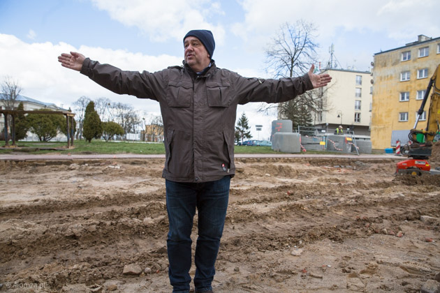 Archeolog Mieczysław Bienia pokazuje pierwotny przebieg ulicy Rządowej