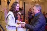 Foto: Agata Daniłowicz odbiera nagrodę specjalną TPZŁ z rąk wiceprezesa TPZŁ Wawrzyńca  Kłosińskiego