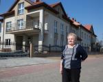 Foto: Teresa Steckiewicz przed budynkiem Hospicjum od strony dobudówki