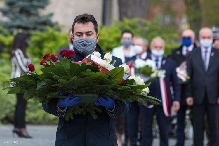 Prezydent Mariusz Chrzanowski pod pomnikiem 33PP na pl Jana Pawła II