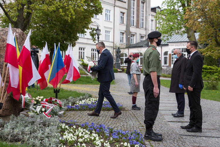 Radni: Mariusz Tarka, Witold Chludziński i Artur Nadolny pod pomnikiem 33PP na pl Jana Pawła II