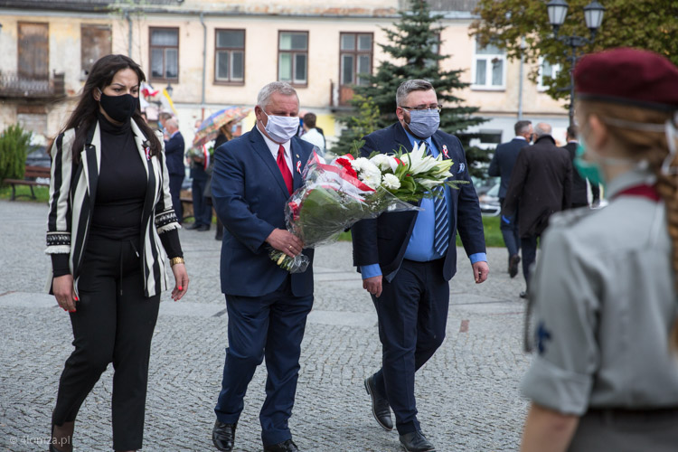 Przedstawiciele Platformy Obywatelskiej: Alicja Łepkowska-Gołaś, radny Stanisław Oszkinis i radny Maciej Borysewicz pod pomnikiem 33PP na pl Jana Pawła II