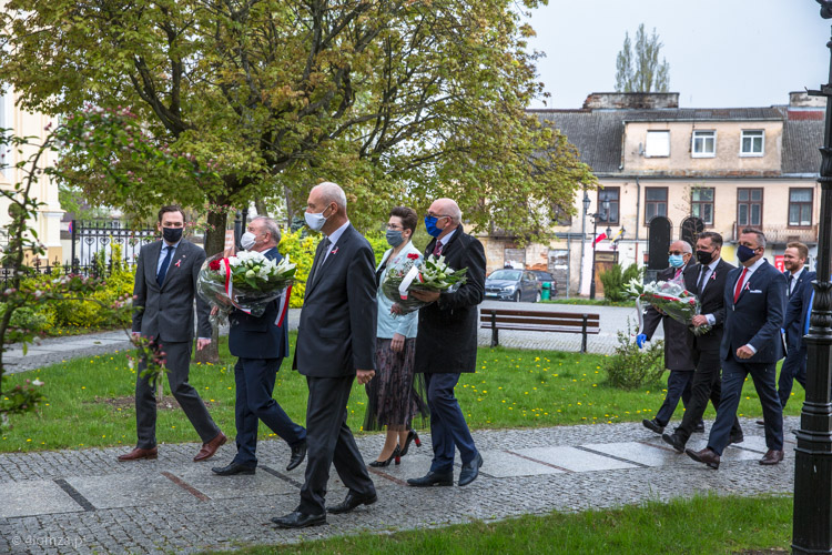 Delegacje w drodze pod pomnik Jana Pawła II