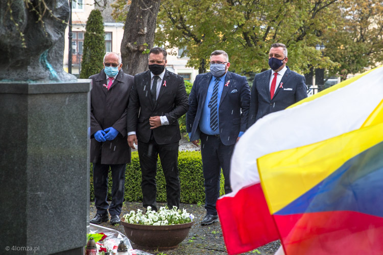 Radni: Witold Chludziński, Artur Nadolny, Maciej Borysewicz i Mariusz Tarka pod pomnikiem Jana Pawła II