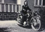 Foto: Na motocyklu, wczesne lata 50.