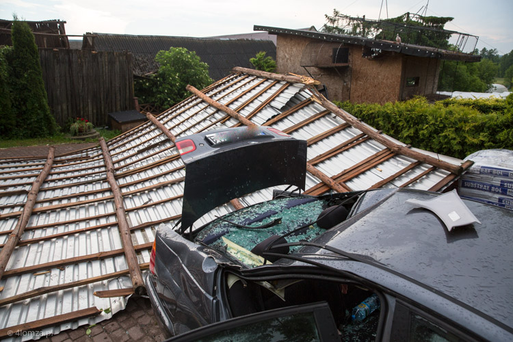 Niewodowo - dach budynku gospodarczego u sąsiada i uszkodzony samochód