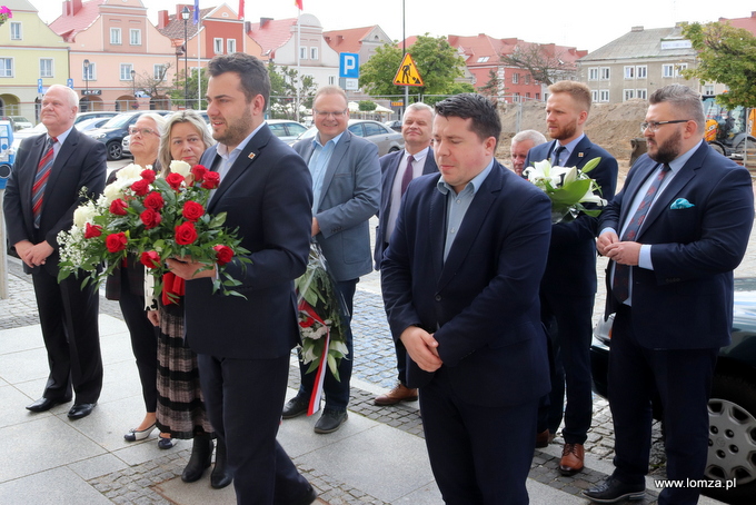 Uczestnicy uroczystości 4 czerwca 2020 r. (fot. UM Łomża)