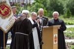 Foto: Poświęcenie płyt przez ks. infułata Jana Sołowianiuka w obecności ks. Jerzego Abramowicza i ojca Jana Bońkowskiego