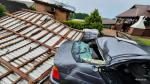 Foto: Niewodowo - dach budynku gospodarczego u sąsiada i uszkodzony samochód