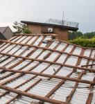 Foto: Niewodowo - dach budynku gospodarczego u sąsiada