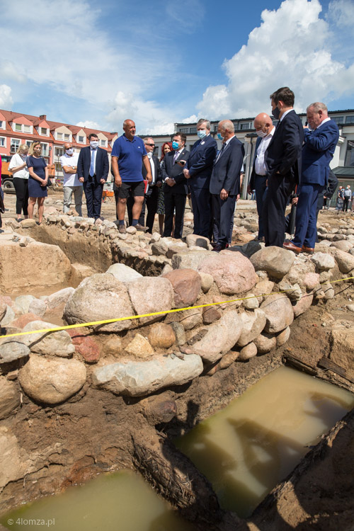 Prof. Piotr Gliński, wicepremier i minister kultury i dziedzictwa narodowego w ruinach średniowiecznej Łomży w towarzystwie m.in. archeologa Mieczysława Bienia