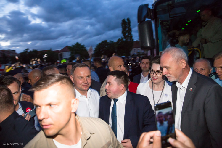 Andrzej Duda, wiceprezydent Łomży Andrzej Stypułkowski, wicestarosta Maria Dziekońska, senator Marek Komorowski