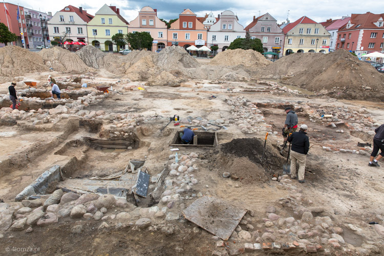 Prace archeologiczne na Starym Rynku w Łomży, widok od Hali Kultury