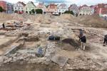 Foto: Prace archeologiczne na Starym Rynku w Łomży, widok od Hali Kultury