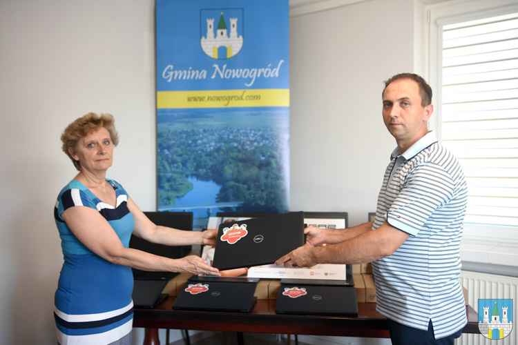  Foto: Laptopy od GAZ-SYSTEM dla uczniów z gminy Nowogród