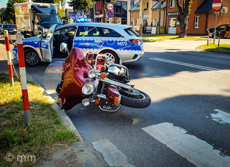  Foto: Zderzenie samochodu osobowego z motocyklem na Legionów
