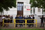 Foto: Kolejna grupa uczniów oczekuje na wejście do I LO w Łomży