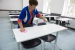 Foto: Dezynfekcja ławek po lekcji w Liceum Mistrzostwa Sportowego w Łomży