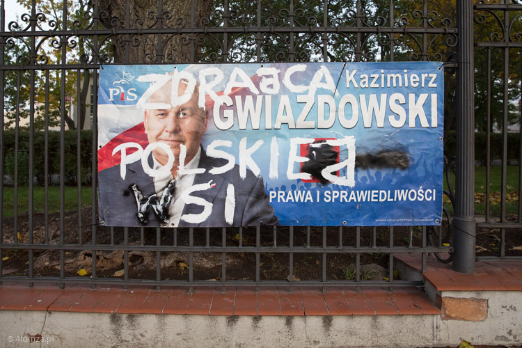 Baner wyborczy w ponownym użyciu w Łomży na Rondzie Kościuszki