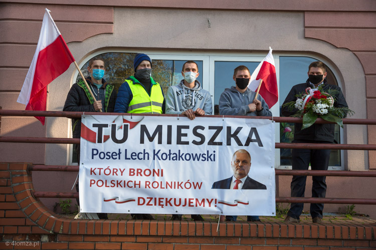 Baner z podziękowaniami od rolników pod domem posła Lecha Kołakowskiego