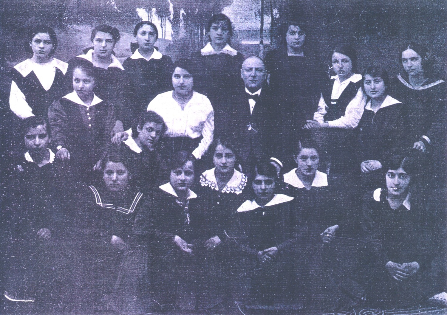 Szymon Goldlust z uczennicami gimnazjum przed II wojna światową (źródło: Księga Pamięci Łomżyńskich Żydów)