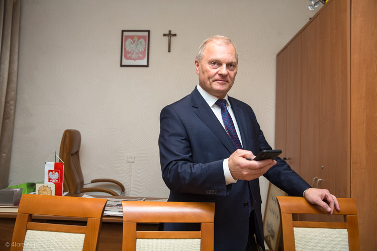 Poseł Lech Kołakowski w swoim biurze poselskim