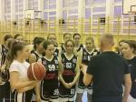 Foto: Koszykarki UKS 4 trenują pod okiem trenera Młod...