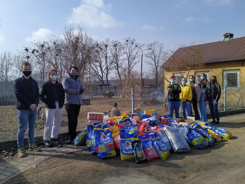 Młodzież I LO z dostarczoną karmą do schroniska