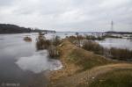 Foto: Kajakarz złapał gumę na rozlewiskach Biebrzy