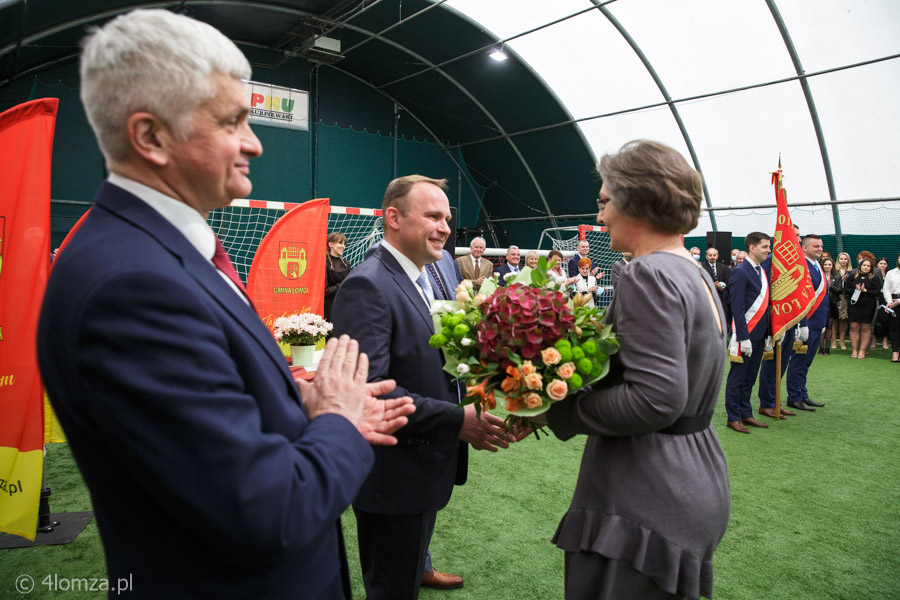 Gratulacje i kwiaty od współpracowników składa skarbnik Gminy Anna Lachowska