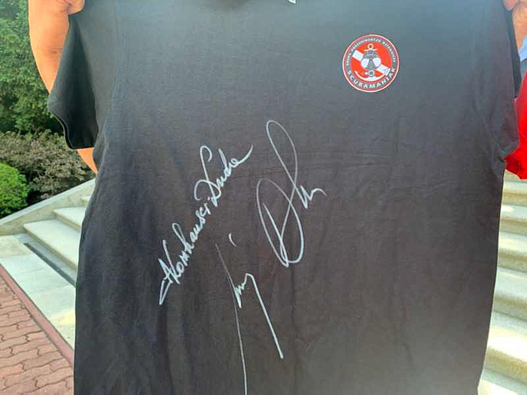 Podpis prezydenta Andrzeja Dudy na koszulce