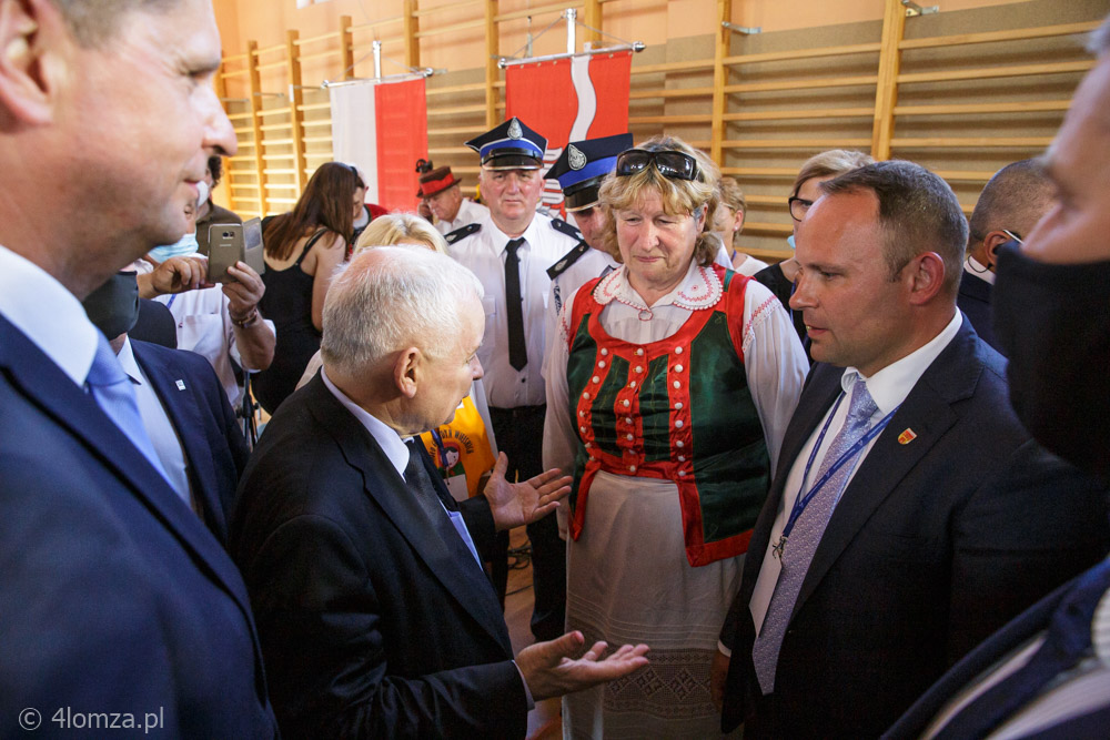 Jarosław Kaczyński, prezes Prawa i Sprawiedliwości oraz wicepremier rządu RP oraz Piotr Kłys, wójt Gminy Łomża
