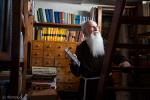 Foto: Ojciec Jan Bońkowski w klasztornej bibliotece