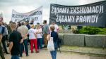 Foto: Kilkadziesiąt osób przybyło do Jedwabnego i dom...