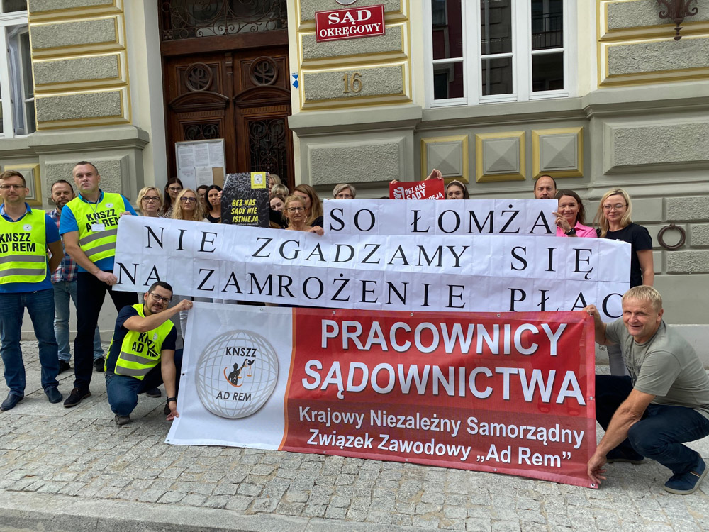  Foto: Protest przed Sądem w Łomży podczas przerwy śniadaniowej