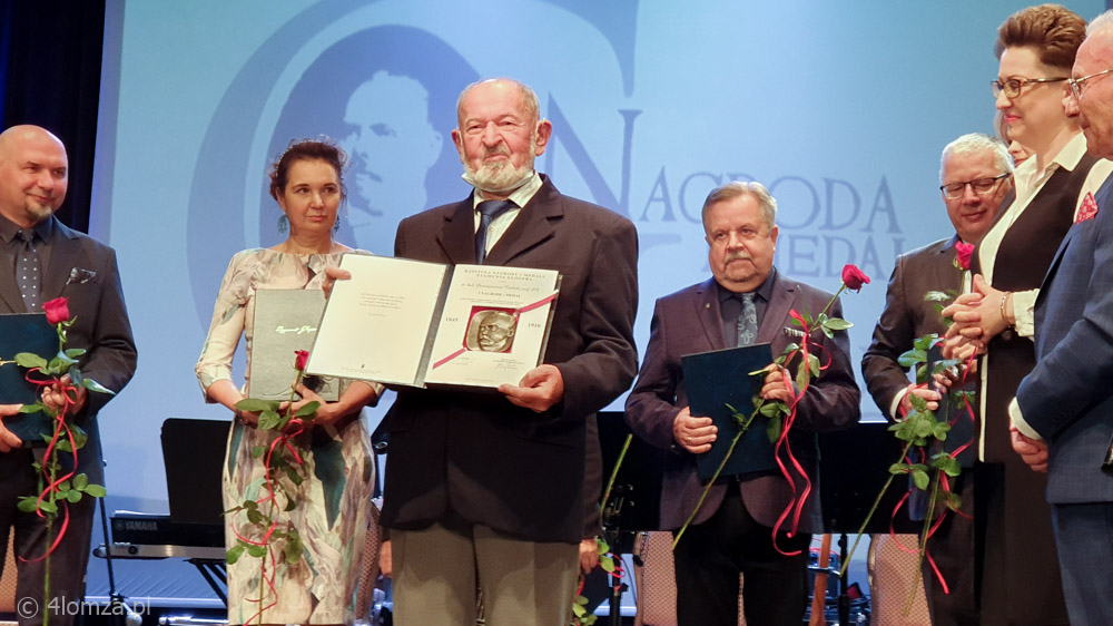 Prof. Dionizjusz Czubala prezentuje medal 