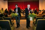 Foto: Andrzej Kujawa i  Tadeusz Chachaj rozdają kwiaty na Dzień Kobiet 2013 rok
