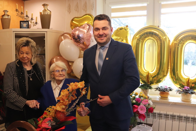 Przewodnicząca Rady Miasta Alicja Konopka, Eleonora Czesława Żebrowska i prezydent Łomży Mariusz Chrzanowski (fot. um.lomza.pl)